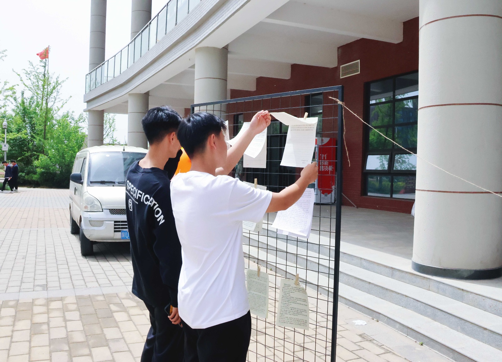 书香润心田，巧手扭出春日浪漫！陕西省建筑职工大学成功举办世界读书日主题活动